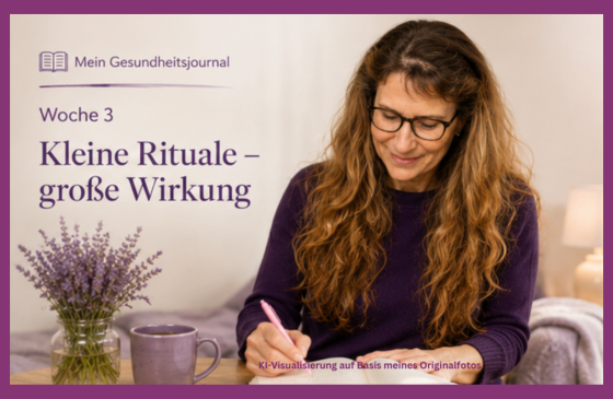 Christine Weidner sitzt am Fenster mit einem Glas Wasser und beginnt ihren Morgen in ruhiger Atmosphäre.